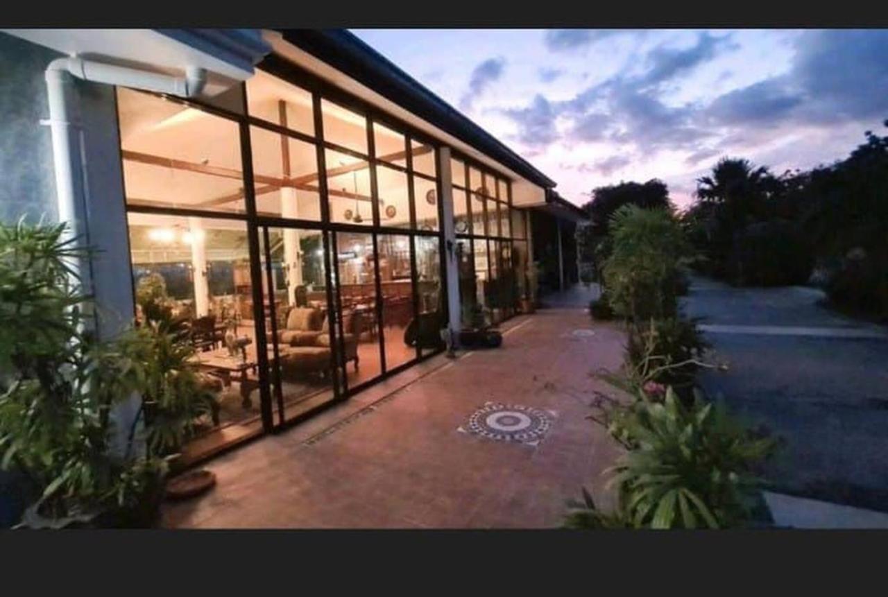 Beautiful Bungalow With A Communal Outdoor Pool And 2 Km From The Sandy Beach Cha-Am Exterior photo