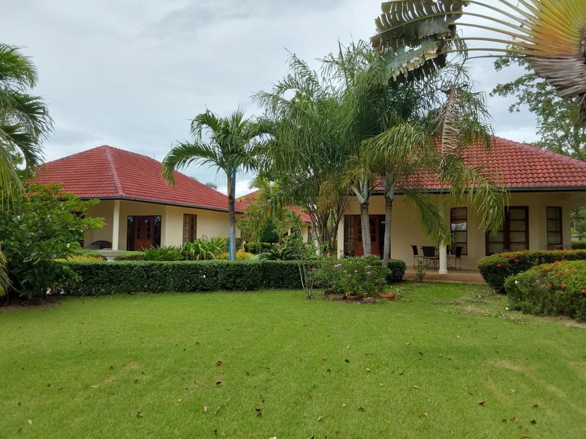 Beautiful Bungalow With A Communal Outdoor Pool And 2 Km From The Sandy Beach Cha-Am Exterior photo