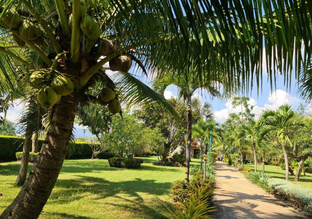 Beautiful Bungalow With A Communal Outdoor Pool And 2 Km From The Sandy Beach Cha-Am Exterior photo